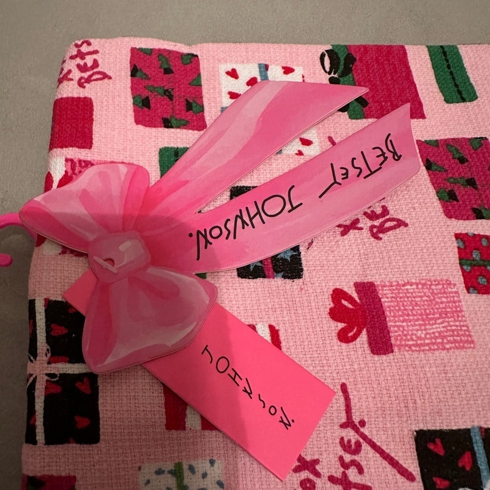 Betsey Johnson Christmas Kitchen Towels Presents Gifts Set of 2 PINK NEW - Picture 2 of 7